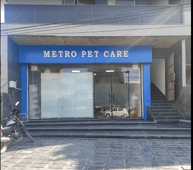 Metro Pet Care Model Town — Clinic entrance