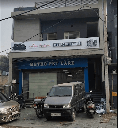 Metro Pet Care Model Town — Building exterior